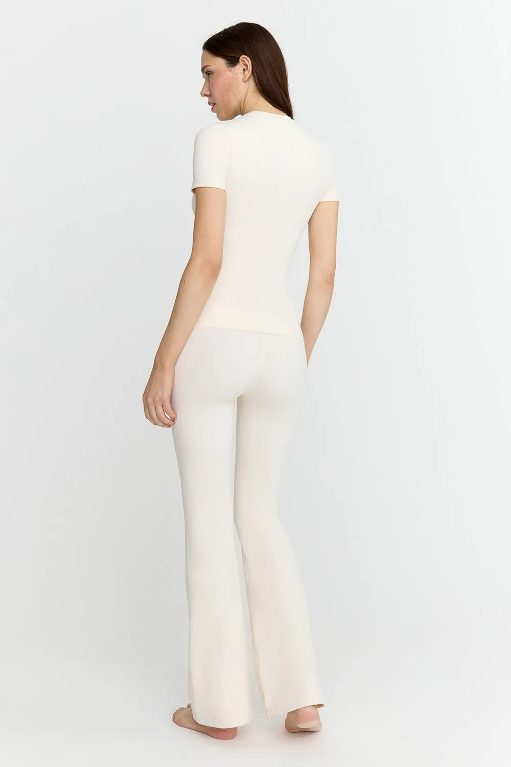 DAYFLEX ESSENTIAL FULL LENGTH T-SHIRT - BUTTERMILK