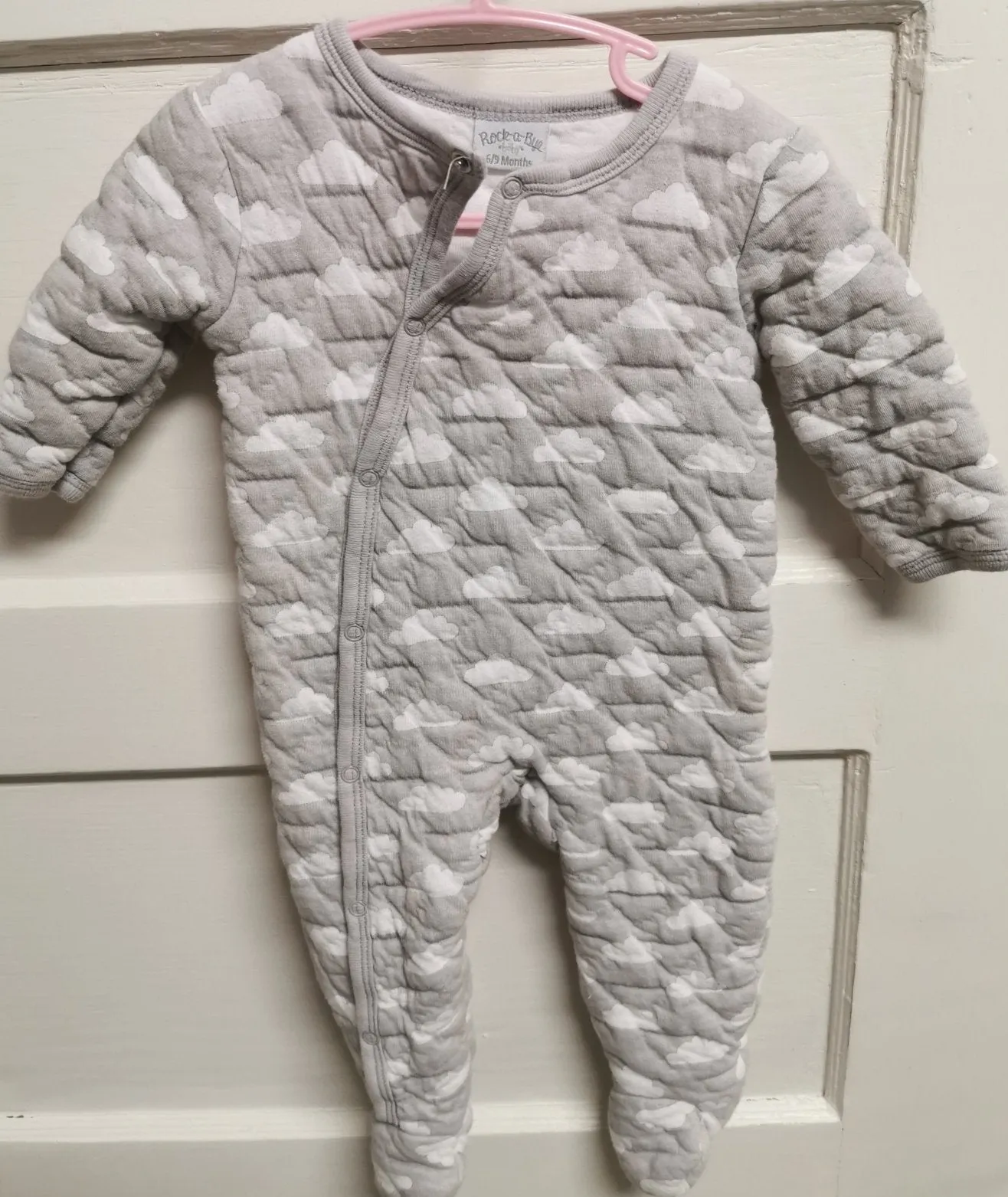 UNISEX SIZE 6/9 MONTHS - ROCK-A-BYE BABY, Soft & Cozy Quilted One-piece EUC B33