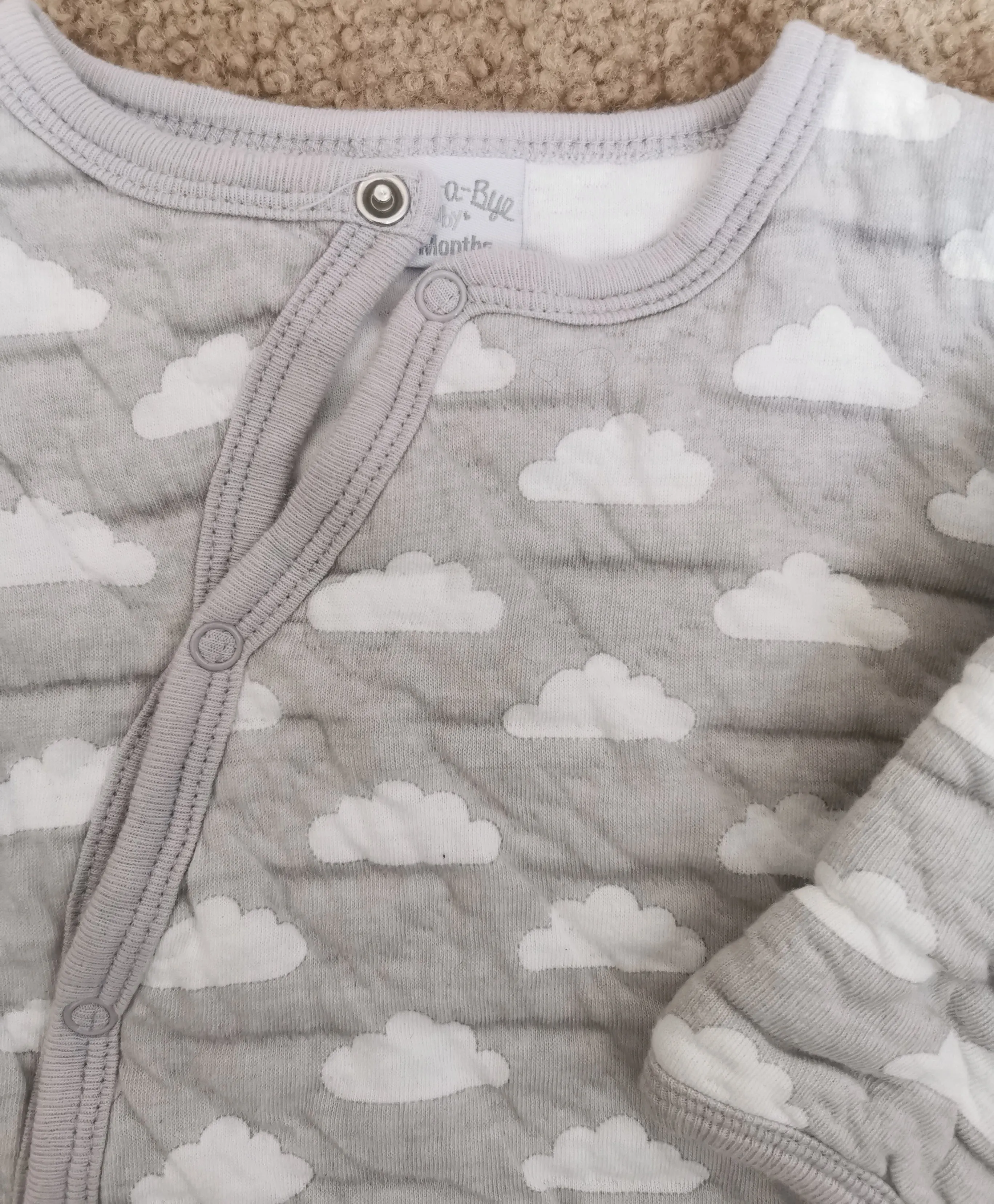 UNISEX SIZE 6/9 MONTHS - ROCK-A-BYE BABY, Soft & Cozy Quilted One-piece EUC B33