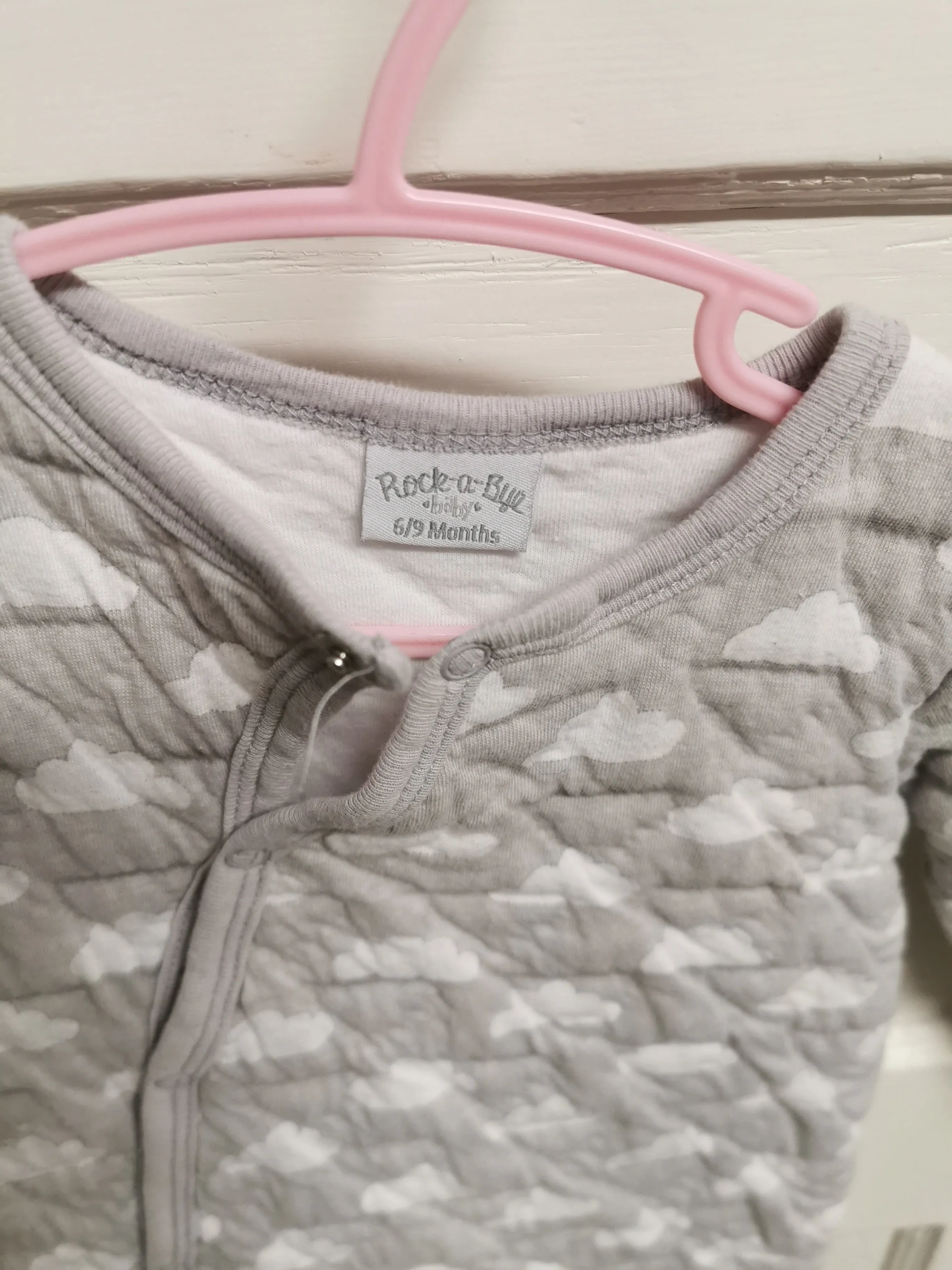 UNISEX SIZE 6/9 MONTHS - ROCK-A-BYE BABY, Soft & Cozy Quilted One-piece EUC B33